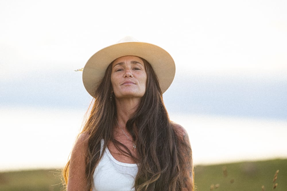 María Laura en el campo al atardecer, mirada serena y presente