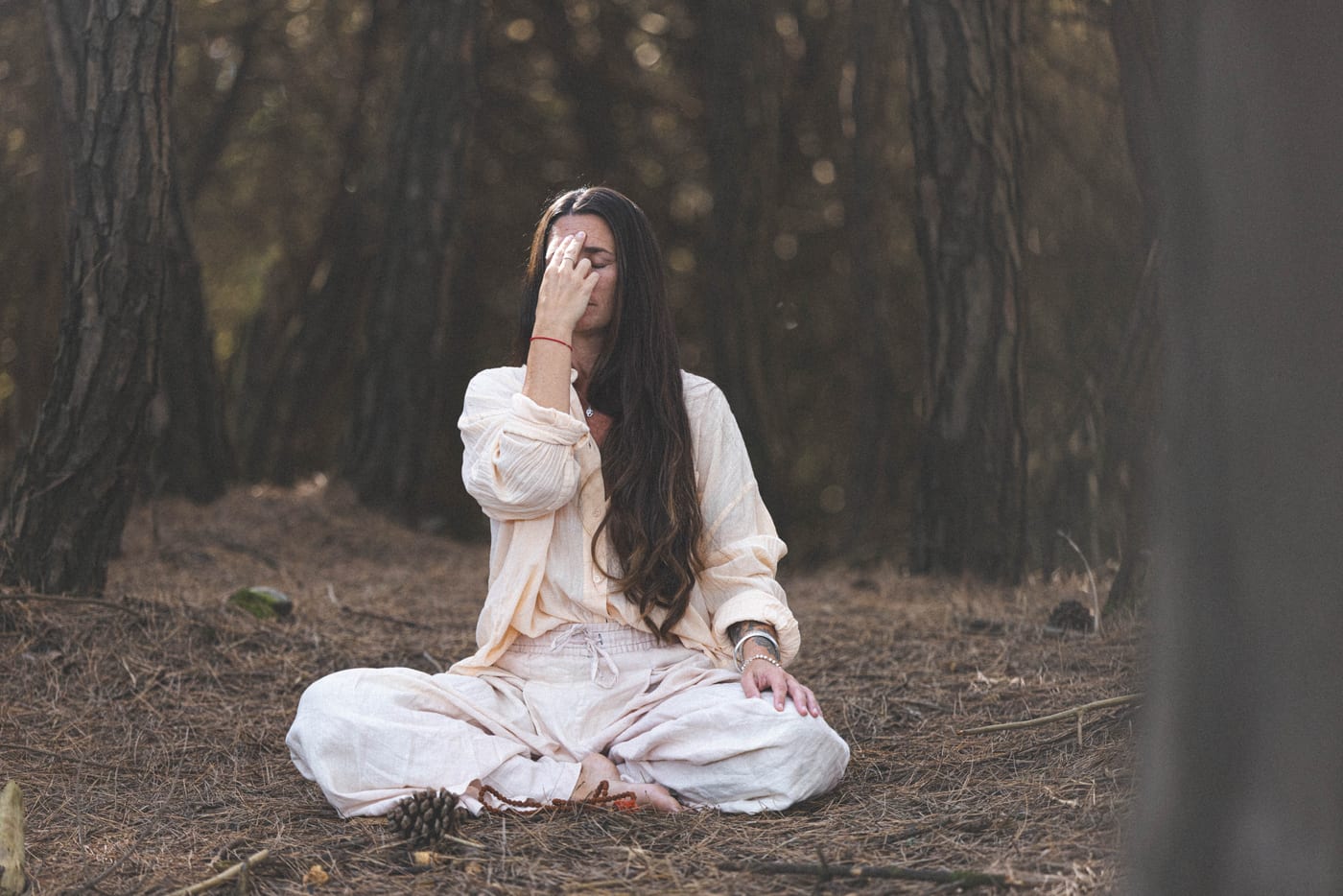 María Laura meditando en el bosque, en gesto de gratitud