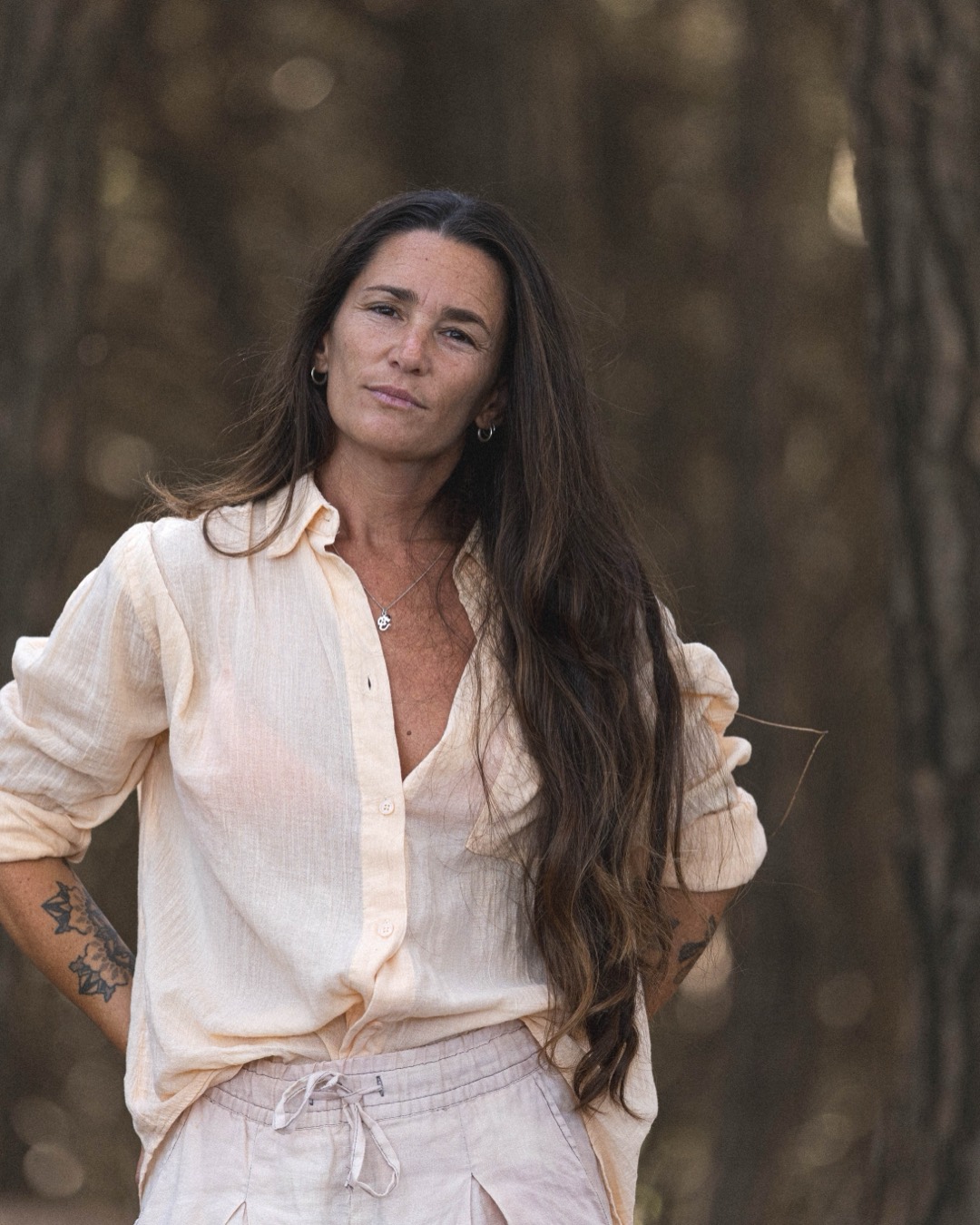 María Laura en el bosque, mirada serena y presente