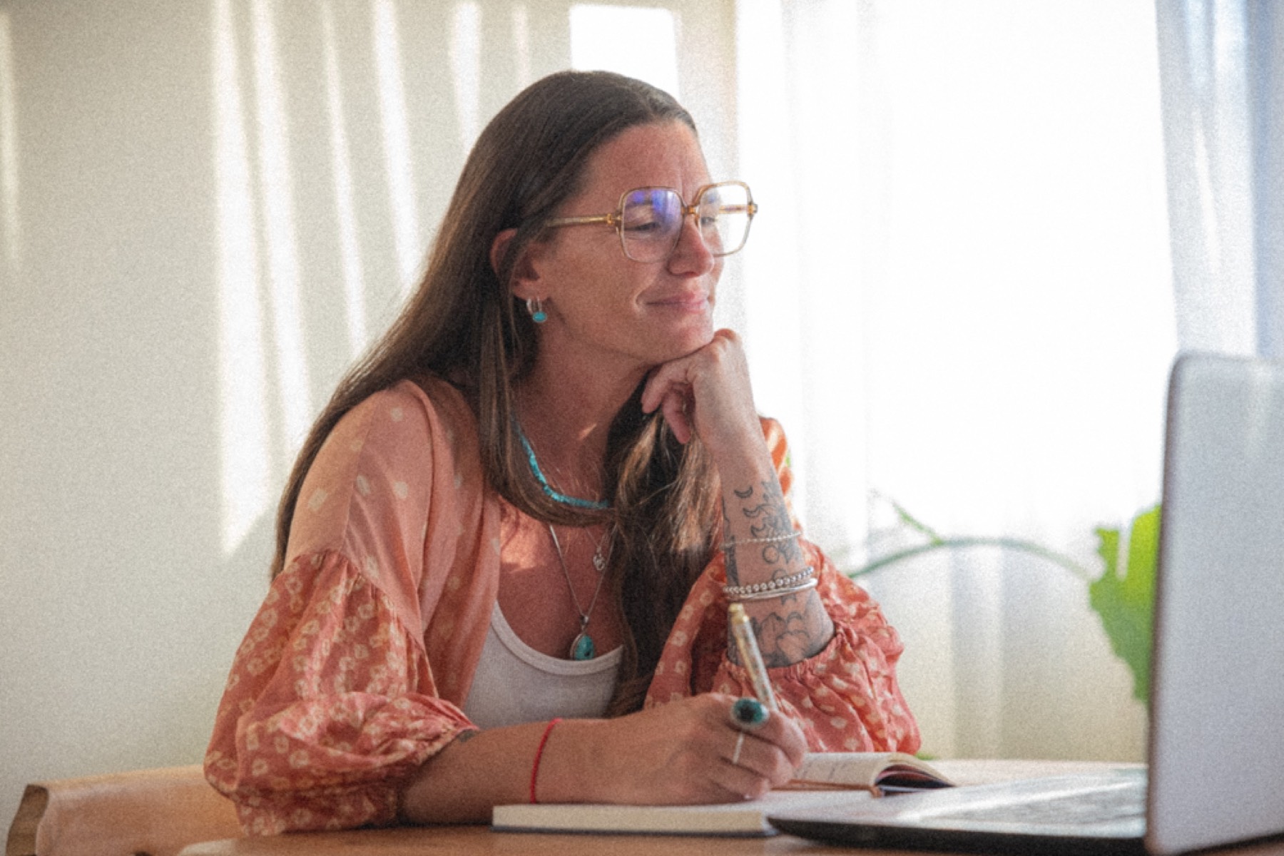 María Laura en su escritorio, en actitud de escucha atenta
