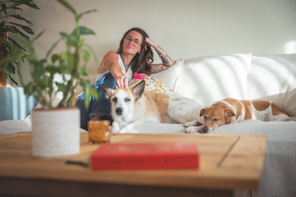 María Laura en el sofá de su casa, en un momento cotidiano y cálido